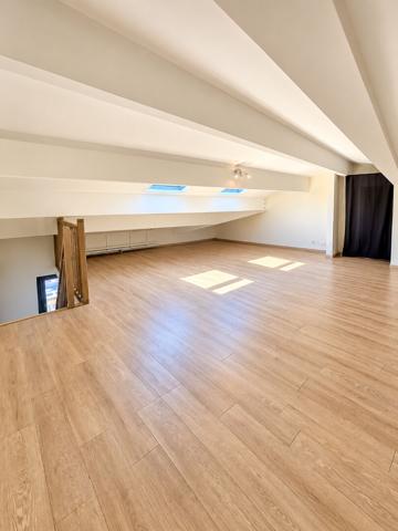 Spacieux T2 bis climatisé avec mezzanine et balcon Dernier étage