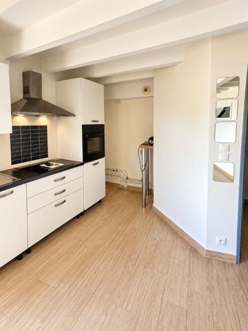 Spacieux T2 bis climatisé avec mezzanine et balcon Dernier étage