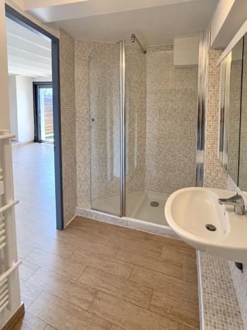 Spacieux T2 bis climatisé avec mezzanine et balcon Dernier étage