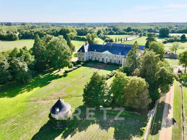 Haut Anjou - Château XVIIe classé MH avec dépendances, parc 18ha (5ha de plus en option) rivière, éc