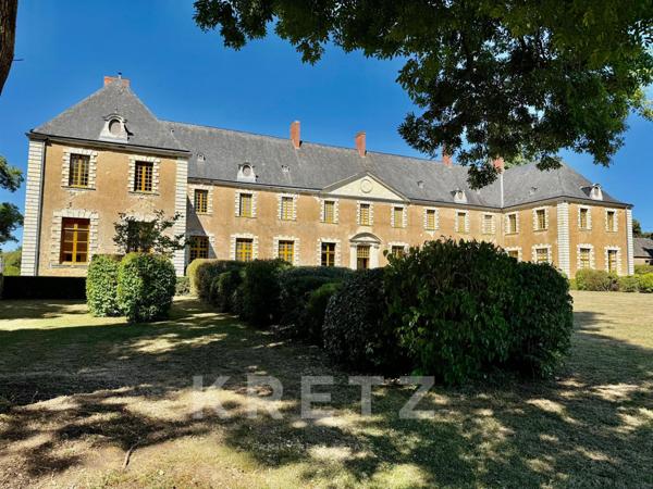 Haut Anjou - Château XVIIe classé MH avec dépendances, parc 18ha (5ha de plus en option) rivière, éc