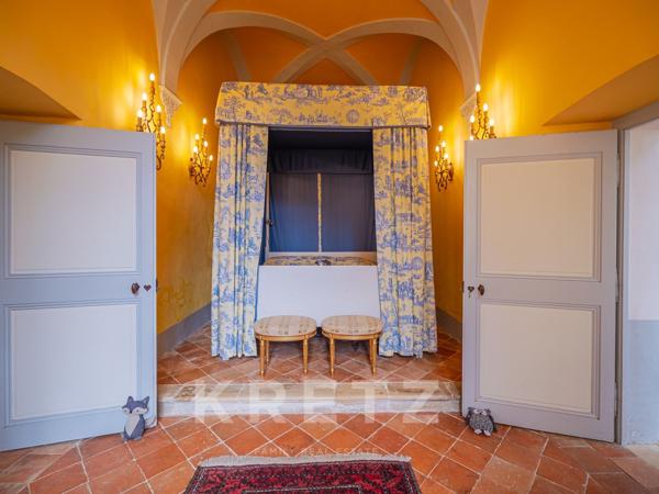 Haut Anjou - Château XVIIe classé MH avec dépendances, parc 18ha (5ha de plus en option) rivière, éc