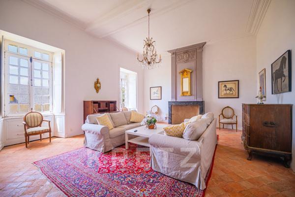 Haut Anjou - Château XVIIe classé MH avec dépendances, parc 18ha (5ha de plus en option) rivière, éc