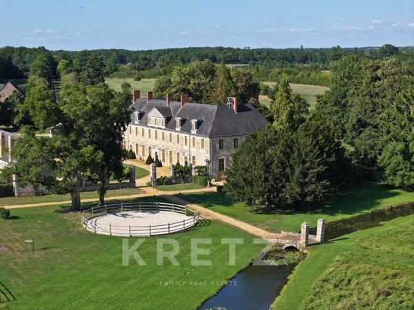 Haut Anjou - Château XVIIe classé MH avec dépendances, parc 18ha (5ha de plus en option) rivière, éc