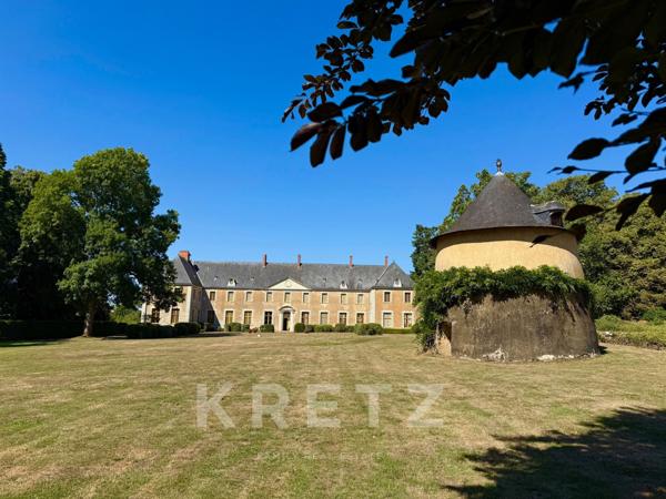 Haut Anjou - Château XVIIe classé MH avec dépendances, parc 18ha (5ha de plus en option) rivière, éc