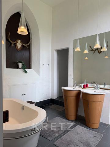 Haut Anjou - Château XVIIe classé MH avec dépendances, parc 18ha (5ha de plus en option) rivière, éc