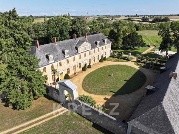Haut Anjou - Château XVIIe classé MH avec dépendances, parc 18ha (5ha de plus en option) rivière, éc