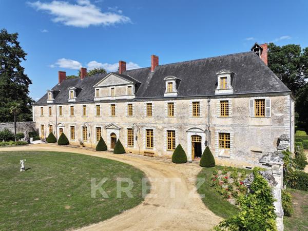 Haut Anjou - Château XVIIe classé MH avec dépendances, parc 18ha (5ha de plus en option) rivière, éc