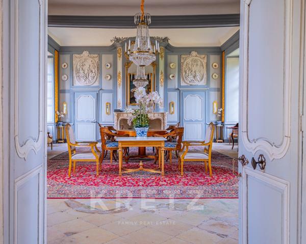 Haut Anjou - Château XVIIe classé MH avec dépendances, parc 18ha (5ha de plus en option) rivière, éc