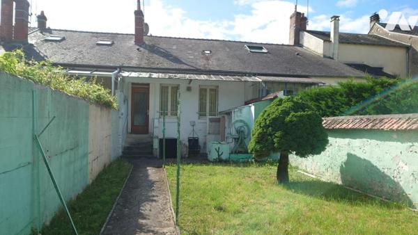 MAISON DE VILLE AVEC GARAGE ET JARDINET