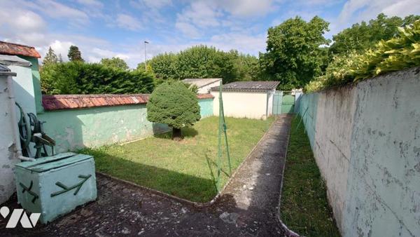 MAISON DE VILLE AVEC GARAGE ET JARDINET
