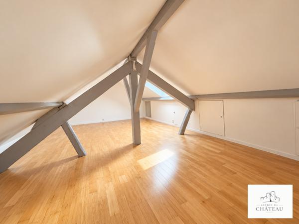 HYPER-CENTRE – DUPLEX DE 150 M² AU DERNIER ÉTAGE – TOIT CATHÉDRALE