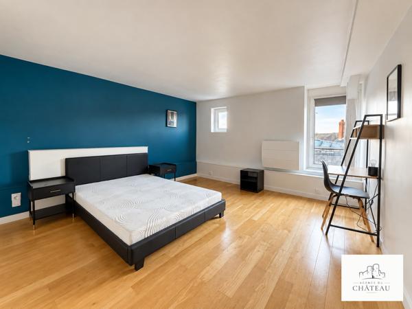 HYPER-CENTRE – DUPLEX DE 150 M² AU DERNIER ÉTAGE – TOIT CATHÉDRALE