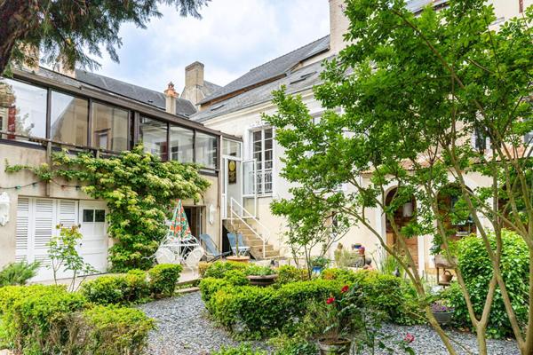 Maison de caractère et jardin remarquable en bord de Sarthe