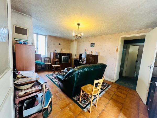Maison à rénover – Fort potentiel – 140 m² + grenier – Grange – Cour