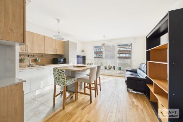 Quartier Delage-Bécon. 3 pièces récent avec grand balcon et parking.