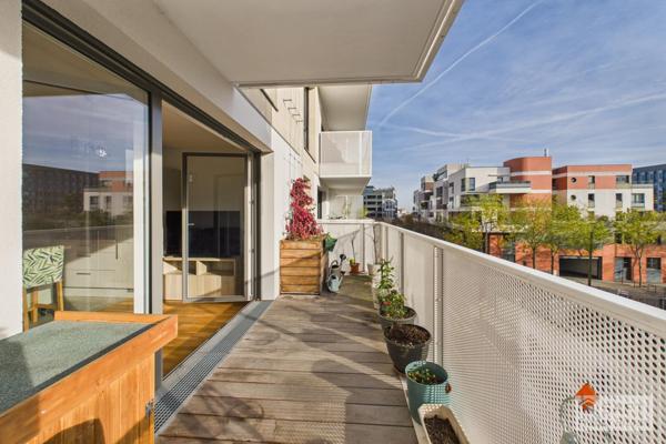 Quartier Delage-Bécon. 3 pièces récent avec grand balcon et parking.