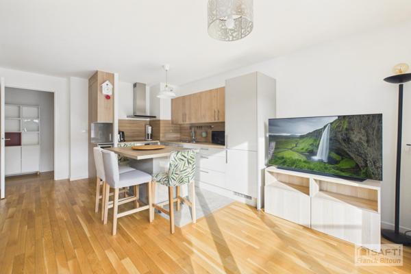 Quartier Delage-Bécon. 3 pièces récent avec grand balcon et parking.