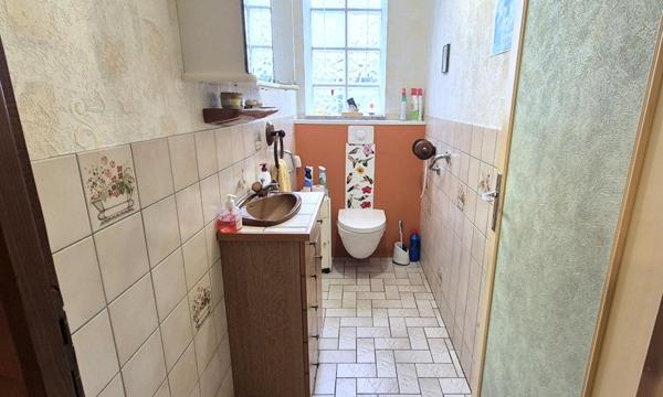 Beau Pavillon Individuel sur Sous-sol complet et aménagé de 177 m² Rénové et Extensible à 237 m² avec sa Cour sécurisée de 175 m², Balcon, Terrasse, Dépendances, Garage de 47 m² et un joli Terrain avec son Puits, Clos, Arboré et Paysagé de 891 m²