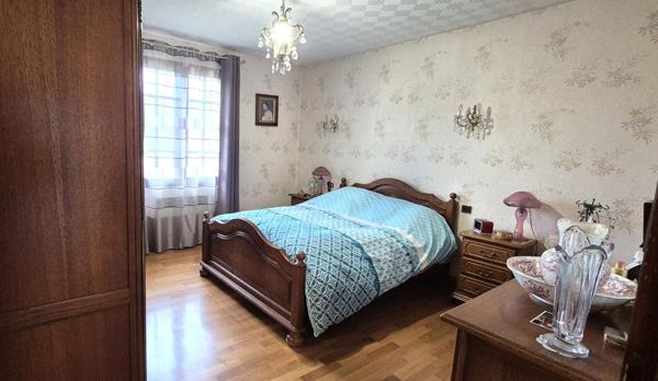 Beau Pavillon Individuel sur Sous-sol complet et aménagé de 177 m² Rénové et Extensible à 237 m² avec sa Cour sécurisée de 175 m², Balcon, Terrasse, Dépendances, Garage de 47 m² et un joli Terrain avec son Puits, Clos, Arboré et Paysagé de 891 m²