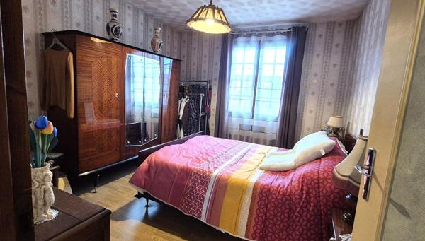 Beau Pavillon Individuel sur Sous-sol complet et aménagé de 177 m² Rénové et Extensible à 237 m² avec sa Cour sécurisée de 175 m², Balcon, Terrasse, Dépendances, Garage de 47 m² et un joli Terrain avec son Puits, Clos, Arboré et Paysagé de 891 m²