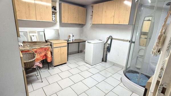 Beau Pavillon Individuel sur Sous-sol complet et aménagé de 177 m² Rénové et Extensible à 237 m² avec sa Cour sécurisée de 175 m², Balcon, Terrasse, Dépendances, Garage de 47 m² et un joli Terrain avec son Puits, Clos, Arboré et Paysagé de 891 m²