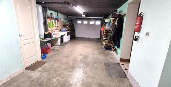 Beau Pavillon Individuel sur Sous-sol complet et aménagé de 177 m² Rénové et Extensible à 237 m² avec sa Cour sécurisée de 175 m², Balcon, Terrasse, Dépendances, Garage de 47 m² et un joli Terrain avec son Puits, Clos, Arboré et Paysagé de 891 m²