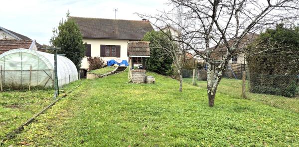 Beau Pavillon Individuel sur Sous-sol complet et aménagé de 177 m² Rénové et Extensible à 237 m² avec sa Cour sécurisée de 175 m², Balcon, Terrasse, Dépendances, Garage de 47 m² et un joli Terrain avec son Puits, Clos, Arboré et Paysagé de 891 m²