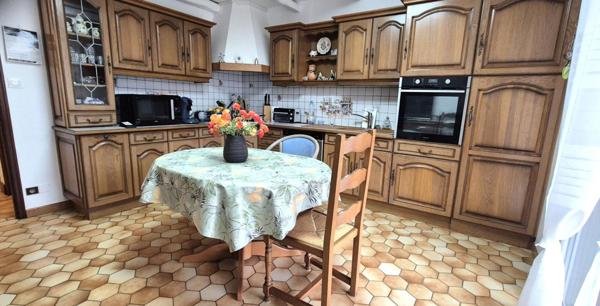 Beau Pavillon Individuel sur Sous-sol complet et aménagé de 177 m² Rénové et Extensible à 237 m² avec sa Cour sécurisée de 175 m², Balcon, Terrasse, Dépendances, Garage de 47 m² et un joli Terrain avec son Puits, Clos, Arboré et Paysagé de 891 m²