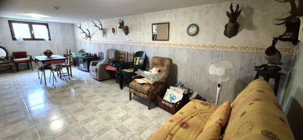 Beau Pavillon Individuel sur Sous-sol complet et aménagé de 177 m² Rénové et Extensible à 237 m² avec sa Cour sécurisée de 175 m², Balcon, Terrasse, Dépendances, Garage de 47 m² et un joli Terrain avec son Puits, Clos, Arboré et Paysagé de 891 m²