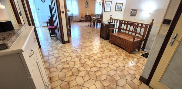 Beau Pavillon Individuel sur Sous-sol complet et aménagé de 177 m² Rénové et Extensible à 237 m² avec sa Cour sécurisée de 175 m², Balcon, Terrasse, Dépendances, Garage de 47 m² et un joli Terrain avec son Puits, Clos, Arboré et Paysagé de 891 m²