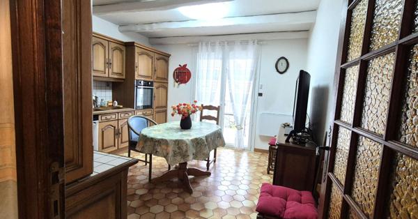 Beau Pavillon Individuel sur Sous-sol complet et aménagé de 177 m² Rénové et Extensible à 237 m² avec sa Cour sécurisée de 175 m², Balcon, Terrasse, Dépendances, Garage de 47 m² et un joli Terrain avec son Puits, Clos, Arboré et Paysagé de 891 m²