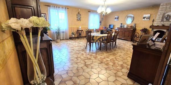 Beau Pavillon Individuel sur Sous-sol complet et aménagé de 177 m² Rénové et Extensible à 237 m² avec sa Cour sécurisée de 175 m², Balcon, Terrasse, Dépendances, Garage de 47 m² et un joli Terrain avec son Puits, Clos, Arboré et Paysagé de 891 m²