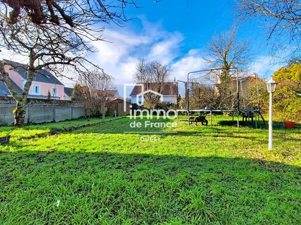 Maison Nantaise de 178 m²  ( Deux appartements ) sur terrain arboré de 991 m² , 2 Garages et studio indépendant de 32 m²? Idéale grande famille ou projet locatif Secteur La Colinière"