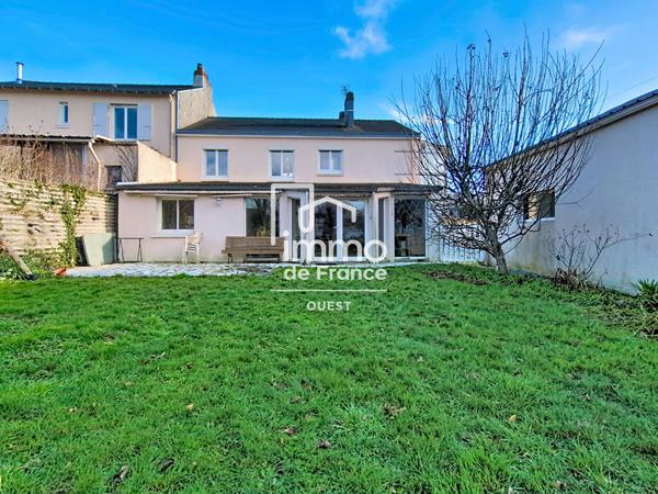 Maison Nantaise de 178 m²  ( Deux appartements ) sur terrain arboré de 991 m² , 2 Garages et studio indépendant de 32 m²? Idéale grande famille ou projet locatif Secteur La Colinière"