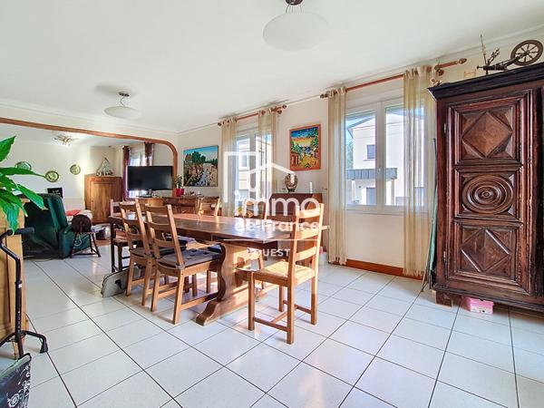 Maison Nantaise de 178 m²  ( Deux appartements ) sur terrain arboré de 991 m² , 2 Garages et studio indépendant de 32 m²? Idéale grande famille ou projet locatif Secteur La Colinière"