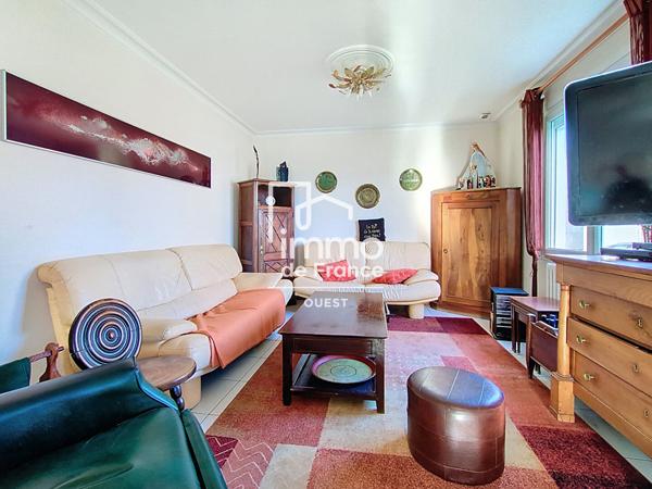 Maison Nantaise de 178 m²  ( Deux appartements ) sur terrain arboré de 991 m² , 2 Garages et studio indépendant de 32 m²? Idéale grande famille ou projet locatif Secteur La Colinière"