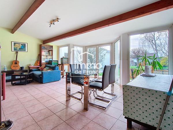 Maison Nantaise de 178 m²  ( Deux appartements ) sur terrain arboré de 991 m² , 2 Garages et studio indépendant de 32 m²? Idéale grande famille ou projet locatif Secteur La Colinière"