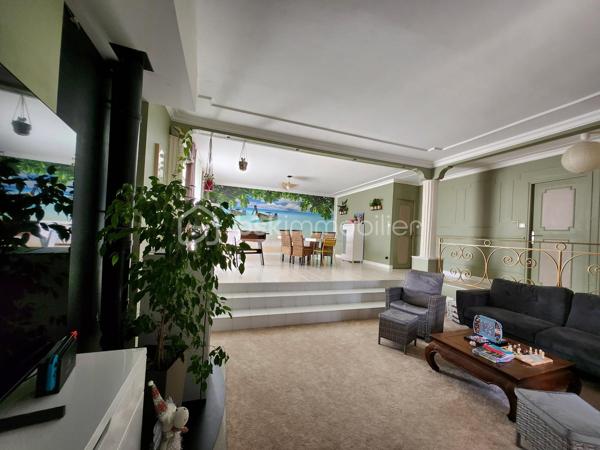 Porte ouverte le samedi 7 novembre, de 10h à 16h

Au cœur de Rouillé, à deux pas de toutes les commodités, découvrez cette maison de plain-pied de 119 m², chaleureuse et prête à vivre, sur un terrain de 774 m².

Dès l’entrée, une véranda lumineuse ouvre sur une très belle pièce de vie : un salon-séjour spacieux, réchauffé par son poêle à granulés. La cuisine indépendante est aménagée et équipée. L’espace nuit comprend trois chambres, une salle de bains récente avec baignoire et douche à l’italienne, ainsi qu’un WC indépendant.

En sous-sol, une cave avec buanderie et un cellier offrent de beaux volumes de rangement.

À l’extérieur : une cour, un carport, une terrasse et un jardin entièrement clos, parfait pour profiter de l'extérieur.

Points techniques :

Poêle à granulés et chauffe-eau électrique 200 L (2022)
Radiateurs électriques à inertie fluide (2018)
Ossature et bardage bois, construction 1988
Menuiseries PVC double vitrage
Couverture en bon état
Raccordement au tout-à-l’égout
Fibre optique
DPE : C

Côté pratique, la gare de Rouillé vous met à 20 minutes de Poitiers en train.

Une maison confortable et idéalement située, à découvrir sans tarder. Contactez-moi en amont de la porte ouverte pour échanger sur votre projet d’achat.