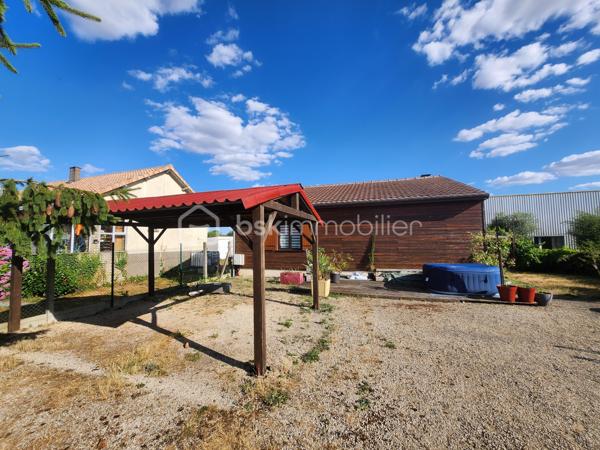 Porte ouverte le samedi 7 novembre, de 10h à 16h

Au cœur de Rouillé, à deux pas de toutes les commodités, découvrez cette maison de plain-pied de 119 m², chaleureuse et prête à vivre, sur un terrain de 774 m².

Dès l’entrée, une véranda lumineuse ouvre sur une très belle pièce de vie : un salon-séjour spacieux, réchauffé par son poêle à granulés. La cuisine indépendante est aménagée et équipée. L’espace nuit comprend trois chambres, une salle de bains récente avec baignoire et douche à l’italienne, ainsi qu’un WC indépendant.

En sous-sol, une cave avec buanderie et un cellier offrent de beaux volumes de rangement.

À l’extérieur : une cour, un carport, une terrasse et un jardin entièrement clos, parfait pour profiter de l'extérieur.

Points techniques :

Poêle à granulés et chauffe-eau électrique 200 L (2022)
Radiateurs électriques à inertie fluide (2018)
Ossature et bardage bois, construction 1988
Menuiseries PVC double vitrage
Couverture en bon état
Raccordement au tout-à-l’égout
Fibre optique
DPE : C

Côté pratique, la gare de Rouillé vous met à 20 minutes de Poitiers en train.

Une maison confortable et idéalement située, à découvrir sans tarder. Contactez-moi en amont de la porte ouverte pour échanger sur votre projet d’achat.