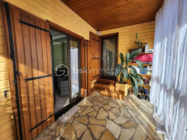 Porte ouverte le samedi 7 novembre, de 10h à 16h

Au cœur de Rouillé, à deux pas de toutes les commodités, découvrez cette maison de plain-pied de 119 m², chaleureuse et prête à vivre, sur un terrain de 774 m².

Dès l’entrée, une véranda lumineuse ouvre sur une très belle pièce de vie : un salon-séjour spacieux, réchauffé par son poêle à granulés. La cuisine indépendante est aménagée et équipée. L’espace nuit comprend trois chambres, une salle de bains récente avec baignoire et douche à l’italienne, ainsi qu’un WC indépendant.

En sous-sol, une cave avec buanderie et un cellier offrent de beaux volumes de rangement.

À l’extérieur : une cour, un carport, une terrasse et un jardin entièrement clos, parfait pour profiter de l'extérieur.

Points techniques :

Poêle à granulés et chauffe-eau électrique 200 L (2022)
Radiateurs électriques à inertie fluide (2018)
Ossature et bardage bois, construction 1988
Menuiseries PVC double vitrage
Couverture en bon état
Raccordement au tout-à-l’égout
Fibre optique
DPE : C

Côté pratique, la gare de Rouillé vous met à 20 minutes de Poitiers en train.

Une maison confortable et idéalement située, à découvrir sans tarder. Contactez-moi en amont de la porte ouverte pour échanger sur votre projet d’achat.