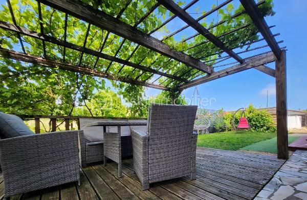 Porte ouverte le samedi 7 novembre, de 10h à 16h

Au cœur de Rouillé, à deux pas de toutes les commodités, découvrez cette maison de plain-pied de 119 m², chaleureuse et prête à vivre, sur un terrain de 774 m².

Dès l’entrée, une véranda lumineuse ouvre sur une très belle pièce de vie : un salon-séjour spacieux, réchauffé par son poêle à granulés. La cuisine indépendante est aménagée et équipée. L’espace nuit comprend trois chambres, une salle de bains récente avec baignoire et douche à l’italienne, ainsi qu’un WC indépendant.

En sous-sol, une cave avec buanderie et un cellier offrent de beaux volumes de rangement.

À l’extérieur : une cour, un carport, une terrasse et un jardin entièrement clos, parfait pour profiter de l'extérieur.

Points techniques :

Poêle à granulés et chauffe-eau électrique 200 L (2022)
Radiateurs électriques à inertie fluide (2018)
Ossature et bardage bois, construction 1988
Menuiseries PVC double vitrage
Couverture en bon état
Raccordement au tout-à-l’égout
Fibre optique
DPE : C

Côté pratique, la gare de Rouillé vous met à 20 minutes de Poitiers en train.

Une maison confortable et idéalement située, à découvrir sans tarder. Contactez-moi en amont de la porte ouverte pour échanger sur votre projet d’achat.