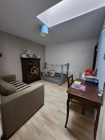 Porte ouverte le samedi 7 novembre, de 10h à 16h

Au cœur de Rouillé, à deux pas de toutes les commodités, découvrez cette maison de plain-pied de 119 m², chaleureuse et prête à vivre, sur un terrain de 774 m².

Dès l’entrée, une véranda lumineuse ouvre sur une très belle pièce de vie : un salon-séjour spacieux, réchauffé par son poêle à granulés. La cuisine indépendante est aménagée et équipée. L’espace nuit comprend trois chambres, une salle de bains récente avec baignoire et douche à l’italienne, ainsi qu’un WC indépendant.

En sous-sol, une cave avec buanderie et un cellier offrent de beaux volumes de rangement.

À l’extérieur : une cour, un carport, une terrasse et un jardin entièrement clos, parfait pour profiter de l'extérieur.

Points techniques :

Poêle à granulés et chauffe-eau électrique 200 L (2022)
Radiateurs électriques à inertie fluide (2018)
Ossature et bardage bois, construction 1988
Menuiseries PVC double vitrage
Couverture en bon état
Raccordement au tout-à-l’égout
Fibre optique
DPE : C

Côté pratique, la gare de Rouillé vous met à 20 minutes de Poitiers en train.

Une maison confortable et idéalement située, à découvrir sans tarder. Contactez-moi en amont de la porte ouverte pour échanger sur votre projet d’achat.