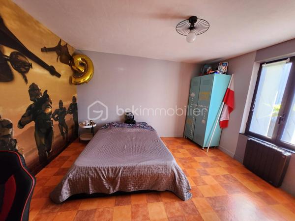 Porte ouverte le samedi 7 novembre, de 10h à 16h

Au cœur de Rouillé, à deux pas de toutes les commodités, découvrez cette maison de plain-pied de 119 m², chaleureuse et prête à vivre, sur un terrain de 774 m².

Dès l’entrée, une véranda lumineuse ouvre sur une très belle pièce de vie : un salon-séjour spacieux, réchauffé par son poêle à granulés. La cuisine indépendante est aménagée et équipée. L’espace nuit comprend trois chambres, une salle de bains récente avec baignoire et douche à l’italienne, ainsi qu’un WC indépendant.

En sous-sol, une cave avec buanderie et un cellier offrent de beaux volumes de rangement.

À l’extérieur : une cour, un carport, une terrasse et un jardin entièrement clos, parfait pour profiter de l'extérieur.

Points techniques :

Poêle à granulés et chauffe-eau électrique 200 L (2022)
Radiateurs électriques à inertie fluide (2018)
Ossature et bardage bois, construction 1988
Menuiseries PVC double vitrage
Couverture en bon état
Raccordement au tout-à-l’égout
Fibre optique
DPE : C

Côté pratique, la gare de Rouillé vous met à 20 minutes de Poitiers en train.

Une maison confortable et idéalement située, à découvrir sans tarder. Contactez-moi en amont de la porte ouverte pour échanger sur votre projet d’achat.
