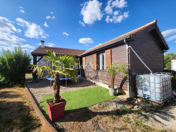 Porte ouverte le samedi 7 novembre, de 10h à 16h

Au cœur de Rouillé, à deux pas de toutes les commodités, découvrez cette maison de plain-pied de 119 m², chaleureuse et prête à vivre, sur un terrain de 774 m².

Dès l’entrée, une véranda lumineuse ouvre sur une très belle pièce de vie : un salon-séjour spacieux, réchauffé par son poêle à granulés. La cuisine indépendante est aménagée et équipée. L’espace nuit comprend trois chambres, une salle de bains récente avec baignoire et douche à l’italienne, ainsi qu’un WC indépendant.

En sous-sol, une cave avec buanderie et un cellier offrent de beaux volumes de rangement.

À l’extérieur : une cour, un carport, une terrasse et un jardin entièrement clos, parfait pour profiter de l'extérieur.

Points techniques :

Poêle à granulés et chauffe-eau électrique 200 L (2022)
Radiateurs électriques à inertie fluide (2018)
Ossature et bardage bois, construction 1988
Menuiseries PVC double vitrage
Couverture en bon état
Raccordement au tout-à-l’égout
Fibre optique
DPE : C

Côté pratique, la gare de Rouillé vous met à 20 minutes de Poitiers en train.

Une maison confortable et idéalement située, à découvrir sans tarder. Contactez-moi en amont de la porte ouverte pour échanger sur votre projet d’achat.