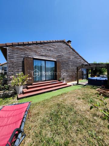 Porte ouverte le samedi 7 novembre, de 10h à 16h

Au cœur de Rouillé, à deux pas de toutes les commodités, découvrez cette maison de plain-pied de 119 m², chaleureuse et prête à vivre, sur un terrain de 774 m².

Dès l’entrée, une véranda lumineuse ouvre sur une très belle pièce de vie : un salon-séjour spacieux, réchauffé par son poêle à granulés. La cuisine indépendante est aménagée et équipée. L’espace nuit comprend trois chambres, une salle de bains récente avec baignoire et douche à l’italienne, ainsi qu’un WC indépendant.

En sous-sol, une cave avec buanderie et un cellier offrent de beaux volumes de rangement.

À l’extérieur : une cour, un carport, une terrasse et un jardin entièrement clos, parfait pour profiter de l'extérieur.

Points techniques :

Poêle à granulés et chauffe-eau électrique 200 L (2022)
Radiateurs électriques à inertie fluide (2018)
Ossature et bardage bois, construction 1988
Menuiseries PVC double vitrage
Couverture en bon état
Raccordement au tout-à-l’égout
Fibre optique
DPE : C

Côté pratique, la gare de Rouillé vous met à 20 minutes de Poitiers en train.

Une maison confortable et idéalement située, à découvrir sans tarder. Contactez-moi en amont de la porte ouverte pour échanger sur votre projet d’achat.