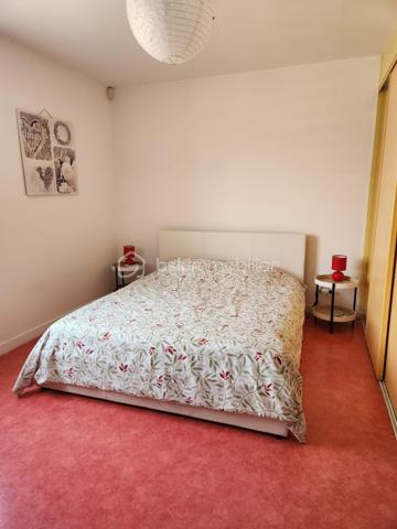 Porte ouverte le samedi 7 novembre, de 10h à 16h

Au cœur de Rouillé, à deux pas de toutes les commodités, découvrez cette maison de plain-pied de 119 m², chaleureuse et prête à vivre, sur un terrain de 774 m².

Dès l’entrée, une véranda lumineuse ouvre sur une très belle pièce de vie : un salon-séjour spacieux, réchauffé par son poêle à granulés. La cuisine indépendante est aménagée et équipée. L’espace nuit comprend trois chambres, une salle de bains récente avec baignoire et douche à l’italienne, ainsi qu’un WC indépendant.

En sous-sol, une cave avec buanderie et un cellier offrent de beaux volumes de rangement.

À l’extérieur : une cour, un carport, une terrasse et un jardin entièrement clos, parfait pour profiter de l'extérieur.

Points techniques :

Poêle à granulés et chauffe-eau électrique 200 L (2022)
Radiateurs électriques à inertie fluide (2018)
Ossature et bardage bois, construction 1988
Menuiseries PVC double vitrage
Couverture en bon état
Raccordement au tout-à-l’égout
Fibre optique
DPE : C

Côté pratique, la gare de Rouillé vous met à 20 minutes de Poitiers en train.

Une maison confortable et idéalement située, à découvrir sans tarder. Contactez-moi en amont de la porte ouverte pour échanger sur votre projet d’achat.