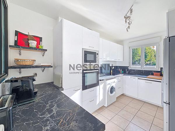 Maison récente à deux pas du bourg et proche de la plage.