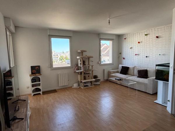 Location                                                      Appartement
                        
                     2 pièces                      51 m2                     à Mainvilliers