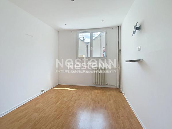 Appartement rénové Dreux T3 avec stationnement couvert et cave, secteur gare, 2 chambres, accessible PMR, résidence sécurisée